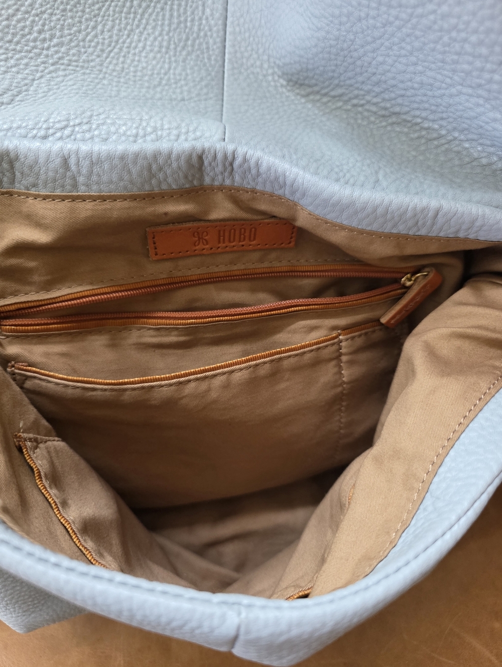 HOBO Beautuful dove gray Leather Shoulder Bag with Gold Hardware - Picture 4 of 6
